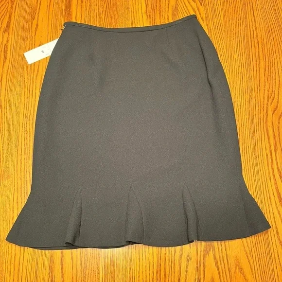 Le Suit Black Knee-Length Fluted Hem Pencil Skirt Size 8P - Picture 4 of 6